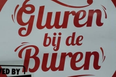 Gluren bij de buren